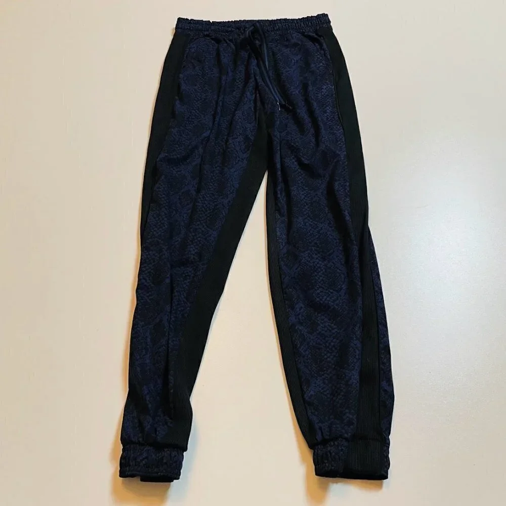 Athleta Brooklyn Jogger Pant Python Snake Printed Blue Black Tuxedo Athletic